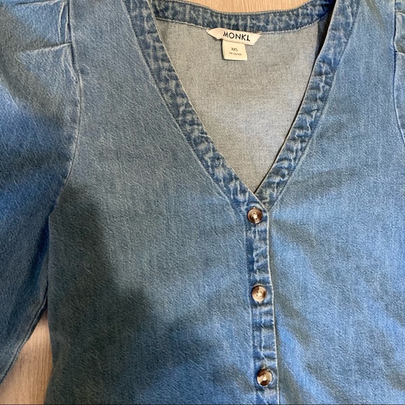 Denim button down top (never worn) - Picture 2 of 2